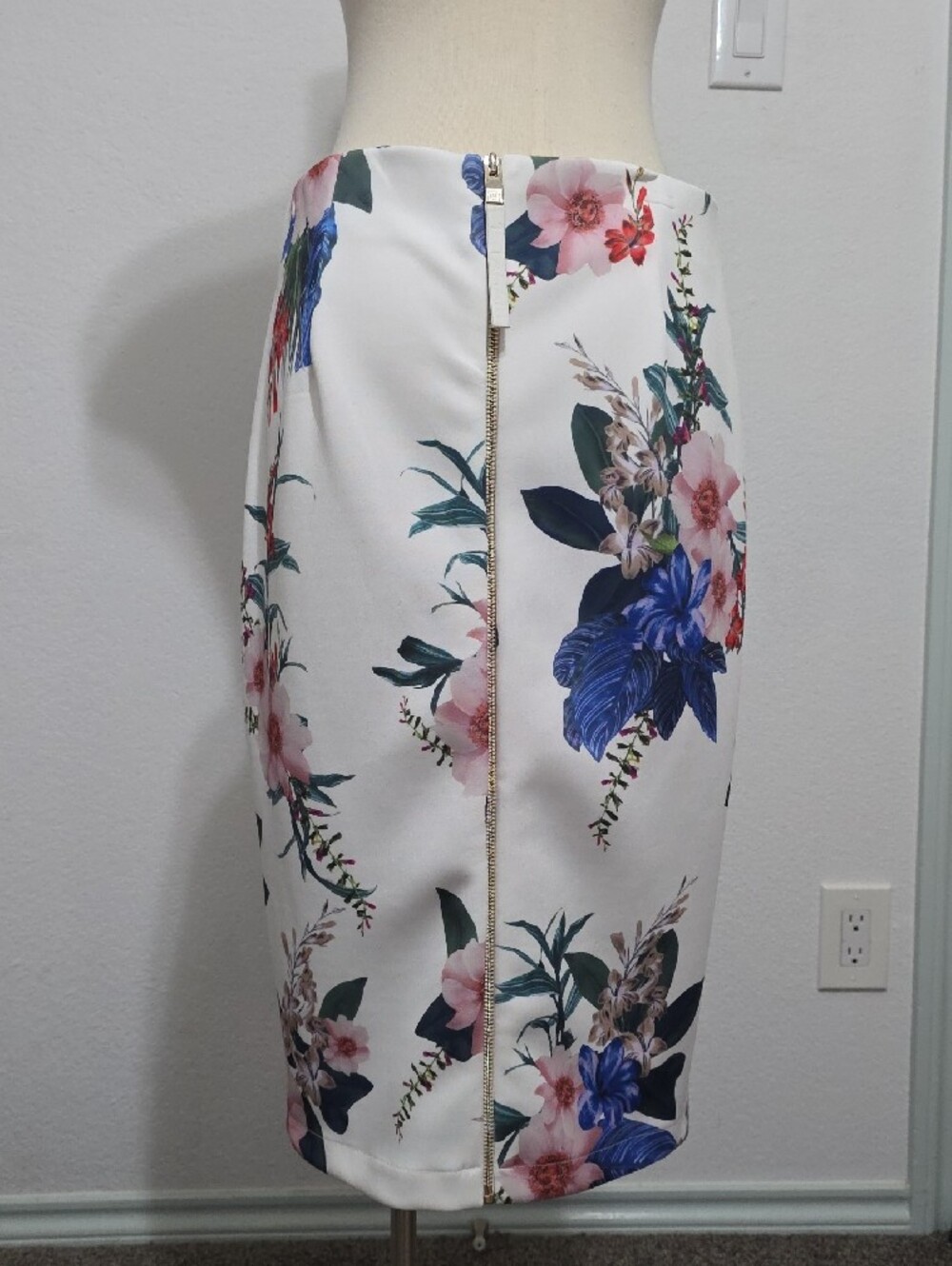 Tahari White Pencil Skirt with Pink & Blue Floral Print - Picture 2 of 4